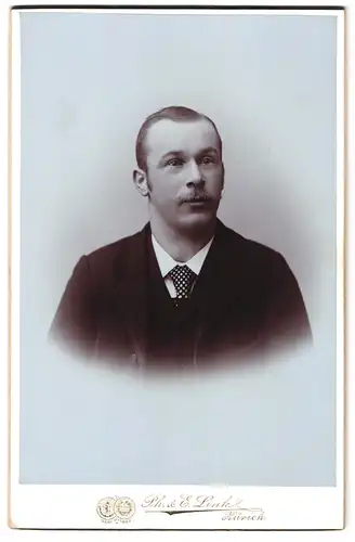 Fotografie Ph. & E. Link, Zürich, Marktgasse, Portrait Mann in schwarzer Jacke mit Krawatte