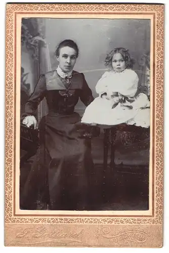 Fotografie J. Gothard, Woolwich, Portrait Mutter mit Töchterchen im Kleidchen