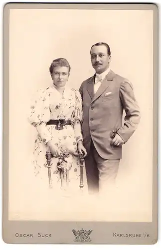 Fotografie Oscar Suck, Karlsruhe i/B., Kaiserstrasse 223, Portrait sommerlich gekleidetes Ehepaar