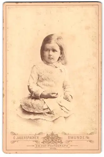 Fotografie C. Jagerspacher, Gmunden, Portrait niedliches Mädchen in hübschen Kleid