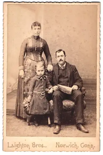 Fotografie Laighton Bros., Norwich, Conn., Portrait Elternpaar mit kleinem Töchterchen