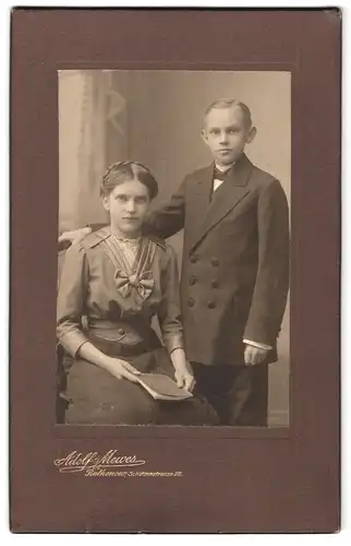 Fotografie Adolf Mewes, Rathenow, Schützenstrasse 28, Portrait junge Leute in eleganten Kleidern