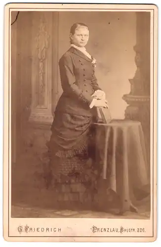 Fotografie G. Friedrich, Prenzlau, Baustr. 326, Portrait Frau in schönem, langem Kleid