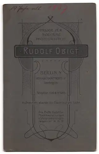 Fotografie Rudolf Obigt, Berlin, Reinickendorferstr. 2, Portrait Dame im hellen karierten Kleid mit Locken