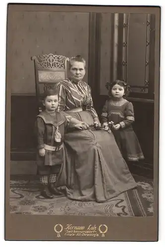 Fotografie Hermann Luh, Seifhennersdorf, Portrait Mutter im Biedermeierkleid mit zwei Kindern in Kleidern im Atelier