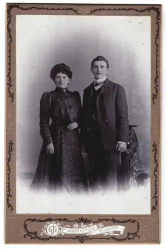 Fotografie Julius Grusche, Neugersdorf i. S., Portrait Mann und Frau im Nadelstreifenanzug und gefleckten Kleid