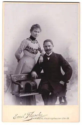 Fotografie Emil Flasche, Barmen, Heckinghauser-Str. 19, Portrait Mann und Frau im Anzug und Biedermeierkleid, Moustache