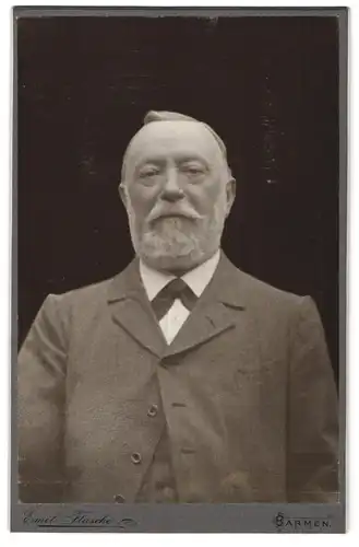 Fotografie Emil Flasche, Barmen, Heckinghauser-Str. 25, Portrait Herr Ursprung im Anzug mit Vollbart