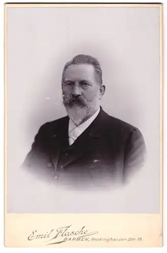 Fotografie Emil Flasche, Barmen, Herckinghauser-Str. 19, Portrait Mann im dunklen Anzug mit Brille und Vollbart