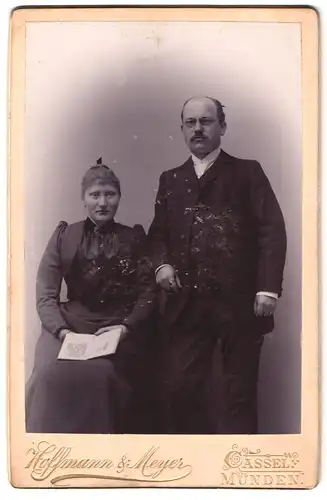 Fotografie Hoffmann & Meyer, Cassel, Portrait Frau und Mann im Biedermeierkleid und Anzug mit Zwickerbrille