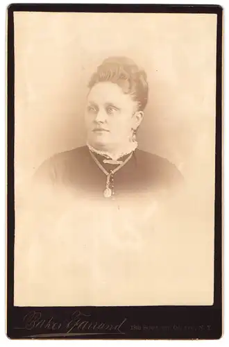 Fotografie Bakert Farrand, New York, 18th Street, Portrait rundliche Frau im Kleid mit Anhänger und Hochsteckfrisur