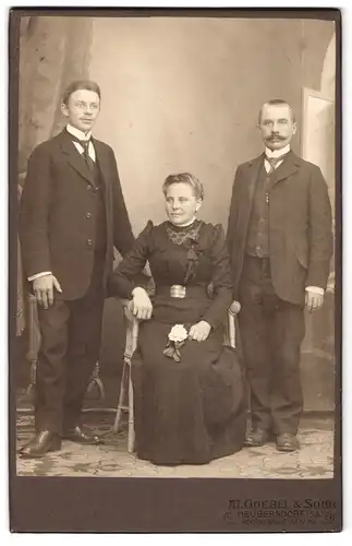 Fotografie M. Goebel & Sohn, Neugersdorf i. S., Georgswalderstr. 72, Portrait Familie in Anzügen und Biedermeierkleid