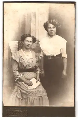 Fotografie Rembrandt, Zittau, Frauentorstr. 7, Portrait zwei Damen in Kleidern mit welligen Haaren