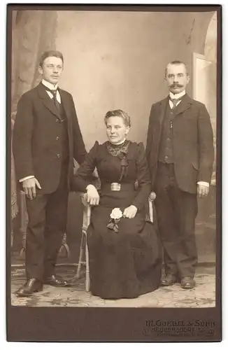 Fotografie M. Goebek & Sohn, Neugersdorf i. S., Georgwalderstr. 72, Portrait Familie im Anzug und Kleid mit Sohn