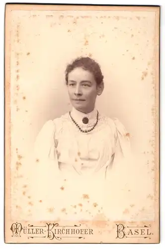 Fotografie Müller-Kirchhofer, Basel, Clarastr. 5, Portrait junge Frau im weissen Kleid mit Locken und Halskette