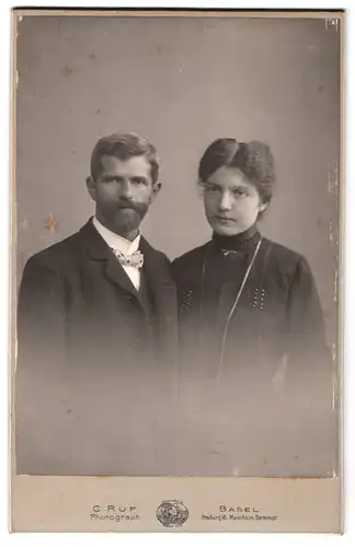 Fotografie C. Ruf, Basel, Steinthorberg 20, Portrait Mann und Frau im Anzug mit Vollbart und Biedermeierkleid mit Kette