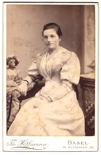 Fotografie Th. Hoffmann, Basel, St. Clarastr. 36, Portrait Dame im weissen Kleid mit Puffärmlen