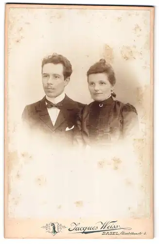 Fotografie Jacques Weiss, Basel, Elisabethenstr. 4, Portrait junges Paar im Anzug, Biedermeierkleid mit Hochsteckfrisur