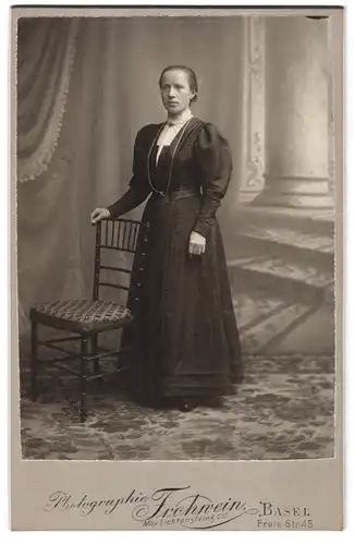 Fotografie Frohwein, Basel, Freiestr. 45, Portrait Marie Schmider im Biedermeierkleid mit Kette steht im Atelier