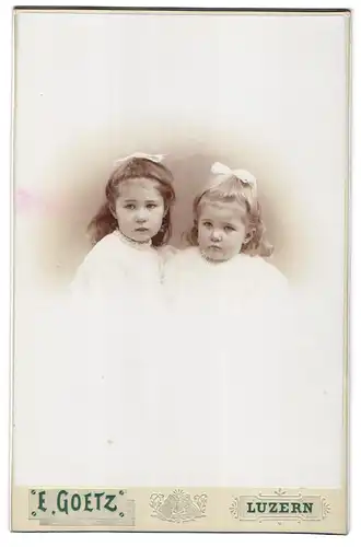 Fotografie E. Goetz, Luzern, Hirschmattstr. 8, Portrait zwei kleine Mädchen in Kleidern mit Haarschleifen