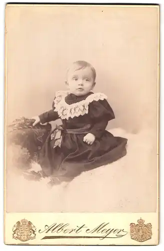 Fotografie Albert Meyer, Berlin, Alexander-Str. 45, Portrait Kleinkind im schwarzen Kleid mit Spitzenkragen