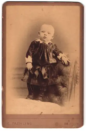 Fotografie E. Faehling, Berlin, Leipziger-Str. 63a, Portrait Kleinkind im Samtkleid mit Spitzenkragen