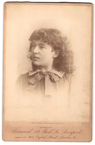 Fotografie Mr. Barraud, Liverpool, 92 Bold Str., Portrait junge Frau im Kleid mit Schleife und Locken