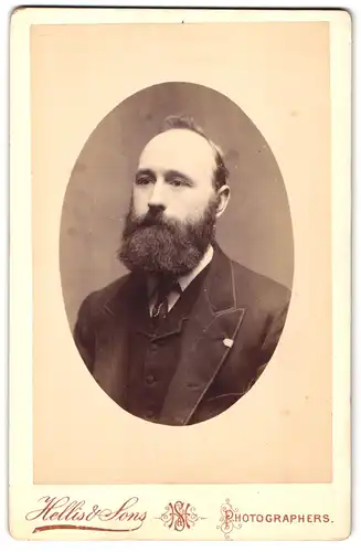 Fotografie Hellis & Sons, London, Regent Str. 211 /213, Portrait Herr im Anzug mit voluminösem Vollbart