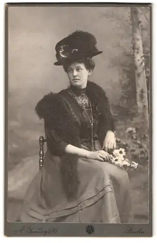 Fotografie A. Jandorf & Co., Berlin, Brunnen-Str. 19-21, Portrait Dame im Kleid mit Stola und Federhut