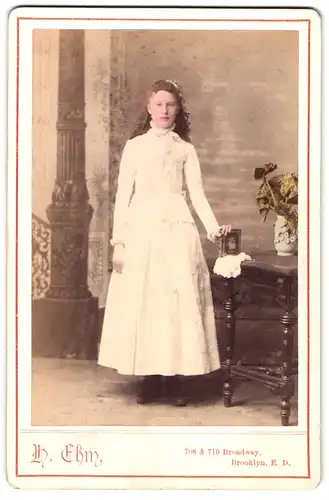 Fotografie H. Ehm, Brooklyn, 708 /710 Broadway, Portrait Mädchen im weissen Kleid mit Bibel, Koloriert