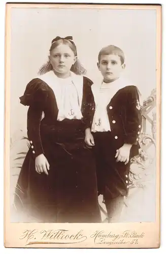 Fotografie H. Wittrock, Hamburg, Langereihe 54, Portrait Bruder und Schwester in Matrosenanzug und Kleid mit Schleife