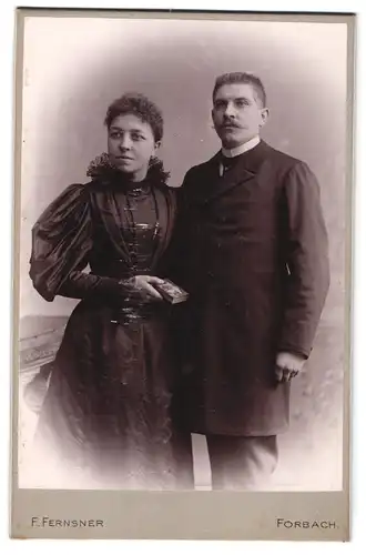 Fotografie F. Fernsner, Forbach, Nationalstr., Portrait Paar im Biedermeierkleid und Anzug mit Moustache