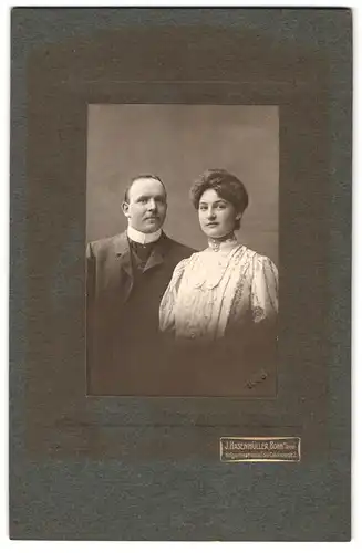 Fotografie J. Hasenmüller, Bonn a. Rhein, Hofgartenstr., Portrait Frau und Mann im Helle Kleid und Anzug mit Moustache