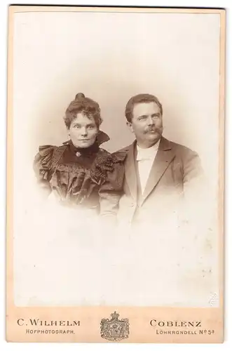 Fotografie C. Wilhelm, Coblenz, Löhrrondell 5a, Portrait Mann und Frau im Anzug und Biedermeierkleid mit Locken