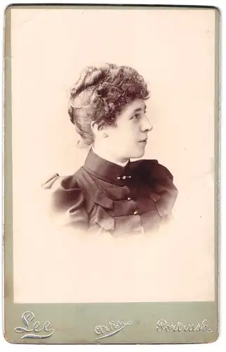 Fotografie Lee, Portrush, Portrait junge Frau im Kleid mit Locken und Ohrringen