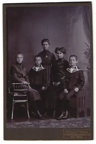 Fotografie Atelier P. Bahn, St. Wendel, Portrait Mutter mit vier Kindern in Matrosenanzügen und Kleidern im Atelier