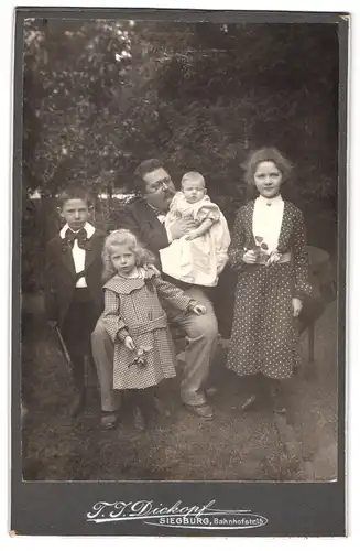Fotografie J. J. Dickopf, Siegburg, Bahnhofstr. 15, Portrait dicker Mann mit vier Kindern in Kleidern und Anzug