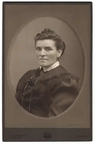 Fotografie C. Ruf & Pfützner, Basel, Steinthorberg 20, Portrait Frau Maisprach im Kleid mit Spitzenkragen