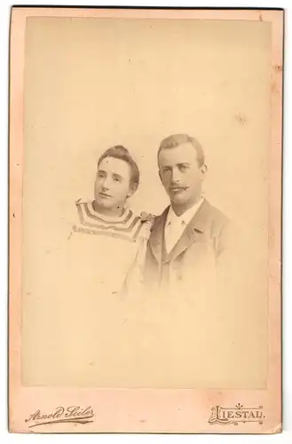 Fotografie Arnold Seiler, Liestal, vor dem obern Thor, Portrait Mann und Frau im Kleid und Anzug mit Moustache