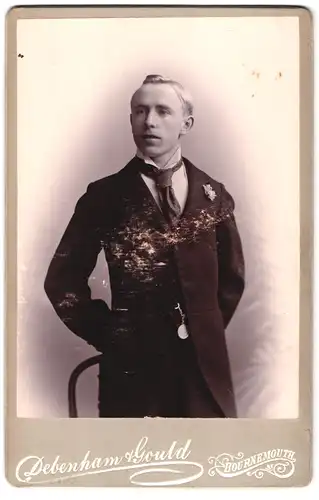 Fotografie Debenham & Gould, Bournemouth, Portrait junger Mann im Anzug mit Schlips und Medaille