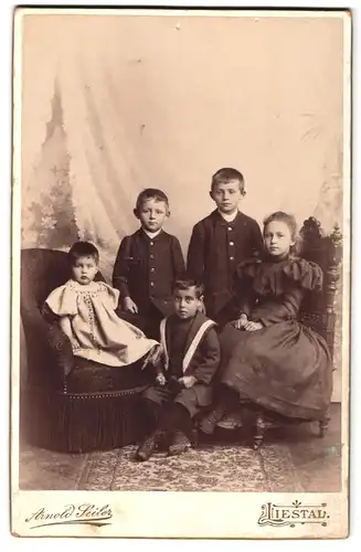 Fotografie Arnold Seiler, Liestal, vor dem oberen Thor, Portrait fünf Kinder in Anzügen und Kleidern im Atelier