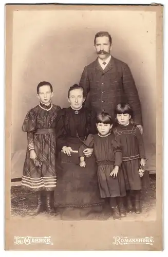 Fotografie L. Gerber, Romanshorn, Portrait Mutter und Vater mit drei Kindern in Kleidern posieren im Atelier