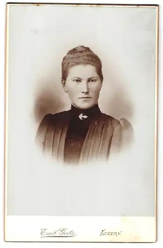 Fotografie Emil Goetz, Luzern, Hirschmattstr. 8, Portrait Dame im Biedermeierkleid mit Brosche und Hochsteckfrisur