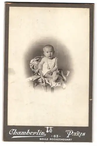 Fotografie Chamberlin, Paris, Bould Rochechouart 63, Portrait Kleinkind im Leibchen mit Halskette