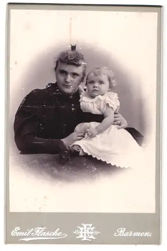 Fotografie Emil Flasche, Barmen, Portrait bürgerliche Dame mit Kleinkind im Arm