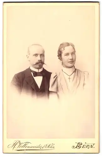 Fotografie M. Vollenweider & Sohn, Bern, Postgasse 68, Portrait junges Paar in zeitgenössischer Kleidung