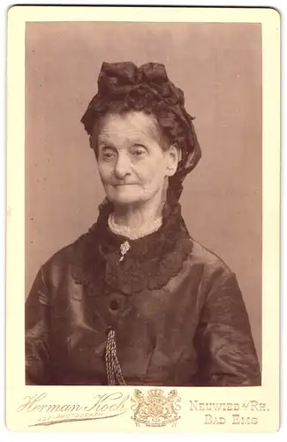 Fotografie Herman Koch, Neuwied a /Rh., Portrait ältere Dame mit Haube und Kragenbrosche