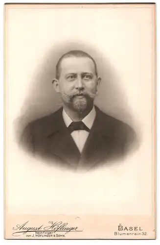 Fotografie August Höflinger, Basel, Blumenrain 32, Portrait bürgerlicher Herr mit Vollbart