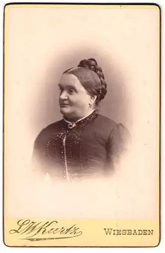 Fotografie L. W. Kurtz, Wiesbaden, Friedrichstrasse 4, Portrait bürgerliche Dame mit Hochsteckfrisur und Kragenbrosche