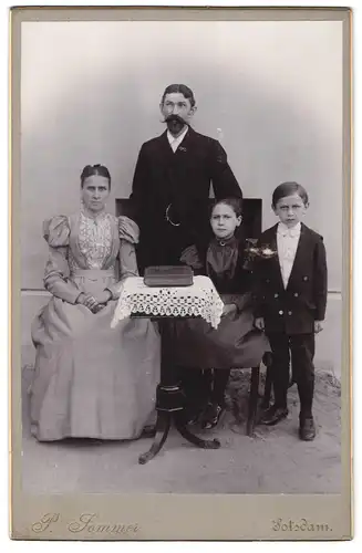 Fotografie P. Sommer, Potsdam, Portrait bürgerliches Paar mit zwei Kindern